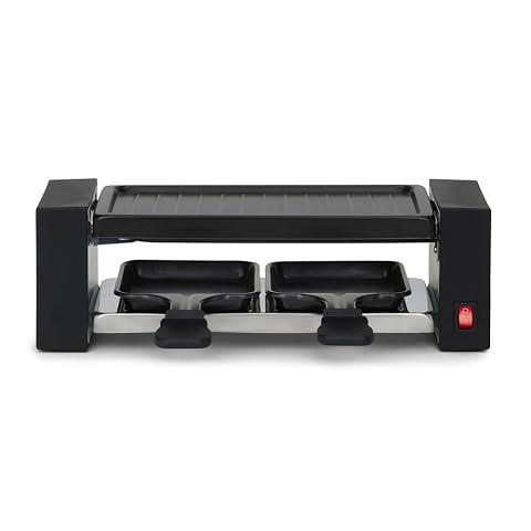 Appareil à raclette Livoo compact avec plateau grill, deux caquelons et spatules sur une table en bois