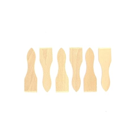 Six spatules à raclette en bois près d’un poêlon de fromage fondu et de pommes de terre.