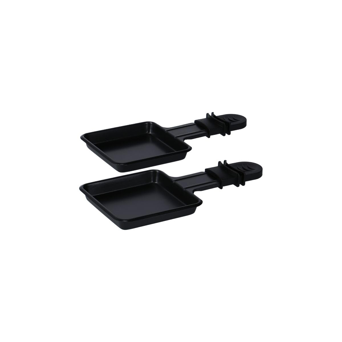 Deux poêlons à raclette noirs à revêtement antiadhésif, posés côte à côte sur une table en bois clair.