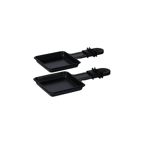 Deux poêlons à raclette noirs à revêtement antiadhésif, posés côte à côte sur une table en bois clair.