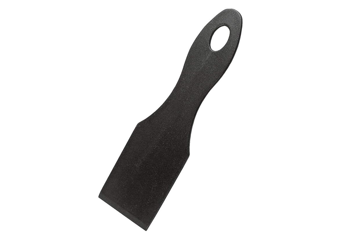 Six spatules à raclette noires en nylon posées près d’un appareil sur une table en bois clair.