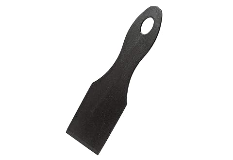 Six spatules à raclette noires en nylon posées près d’un appareil sur une table en bois clair.