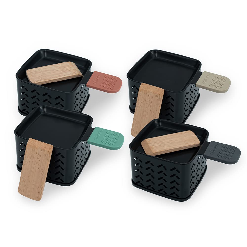 Quatre raclettes à la bougie Cécoa argentées avec poêlons et spatules en bois sur une table conviviale