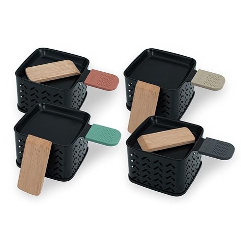 Quatre raclettes à la bougie Cécoa argentées avec poêlons et spatules en bois sur une table conviviale