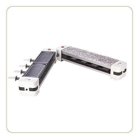 Raclette grill blanche à deux plaques, l’une en granit, avec huit poêlons et des aliments à cuire