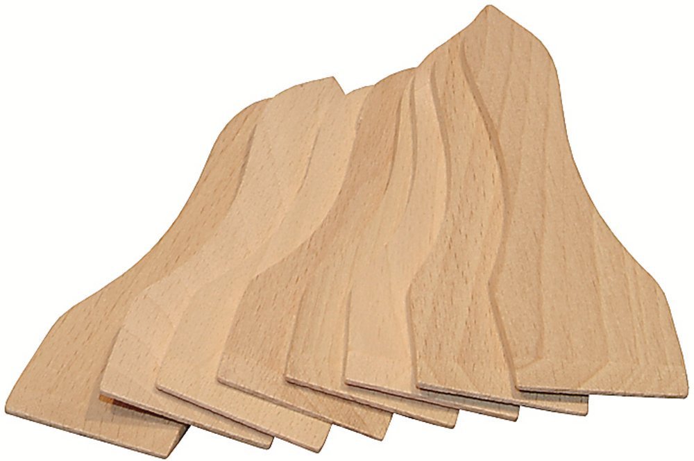 Huit spatules à raclette en hêtre beige disposées près d’un appareil sur une table en bois clair