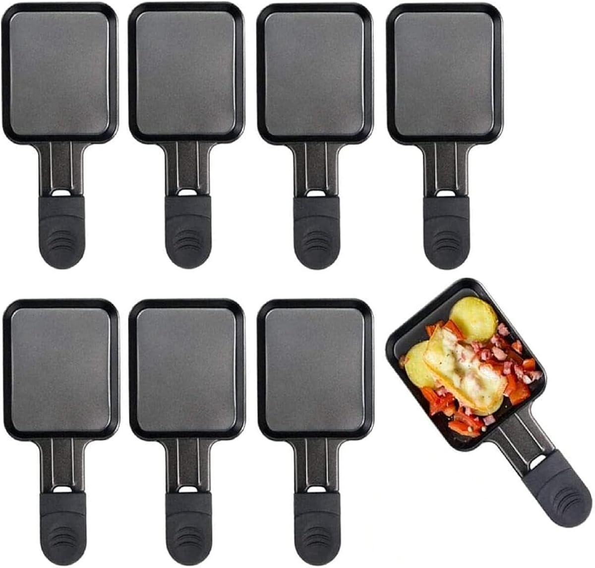 Huit poêlons à raclette noirs antiadhésifs alignés près d’un gril sur une table en bois clair.