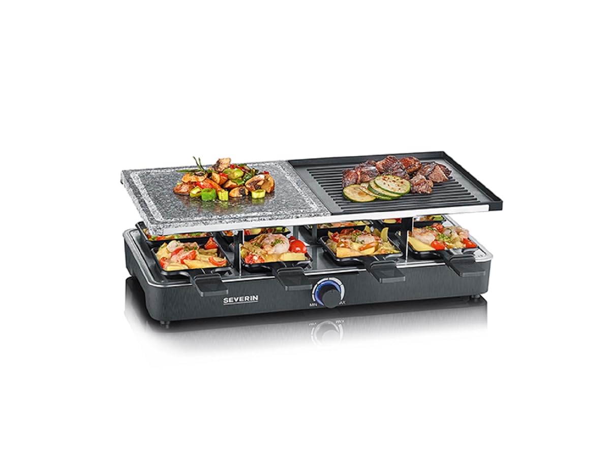 Raclette noire avec pierre naturelle, plaque réversible et huit poêlons sur une table en bois clair