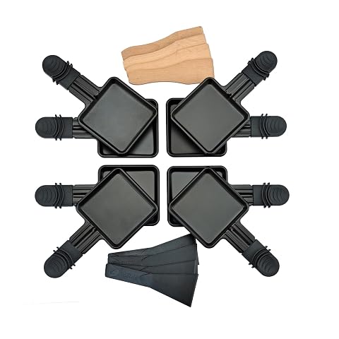 Huit poêlons à raclette noirs et huit spatules disposés sur une table en bois clair.