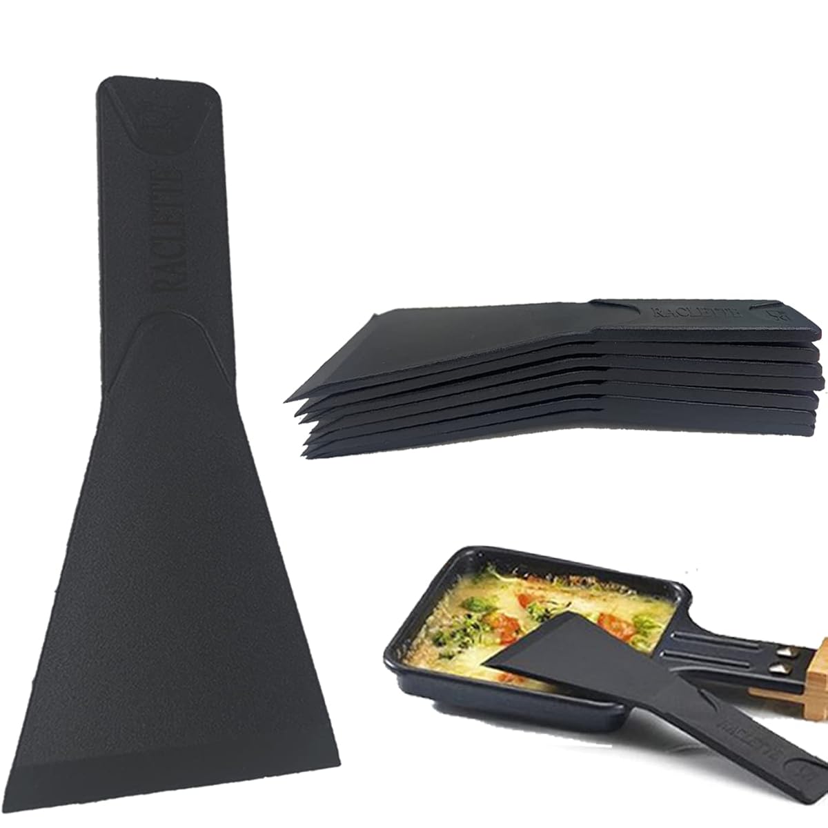 Huit spatules à raclette en nylon disposées près d’un poêlon de fromage fondu