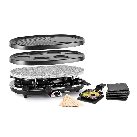 Appareil à raclette noir avec pierre naturelle, poêlons et accessoires en bois sur une table
