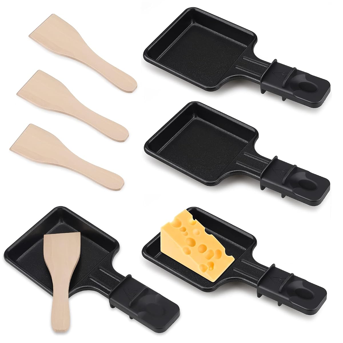 Quatre mini-poêlons carrés antiadhésifs avec leurs pelles en bois sur une table de raclette