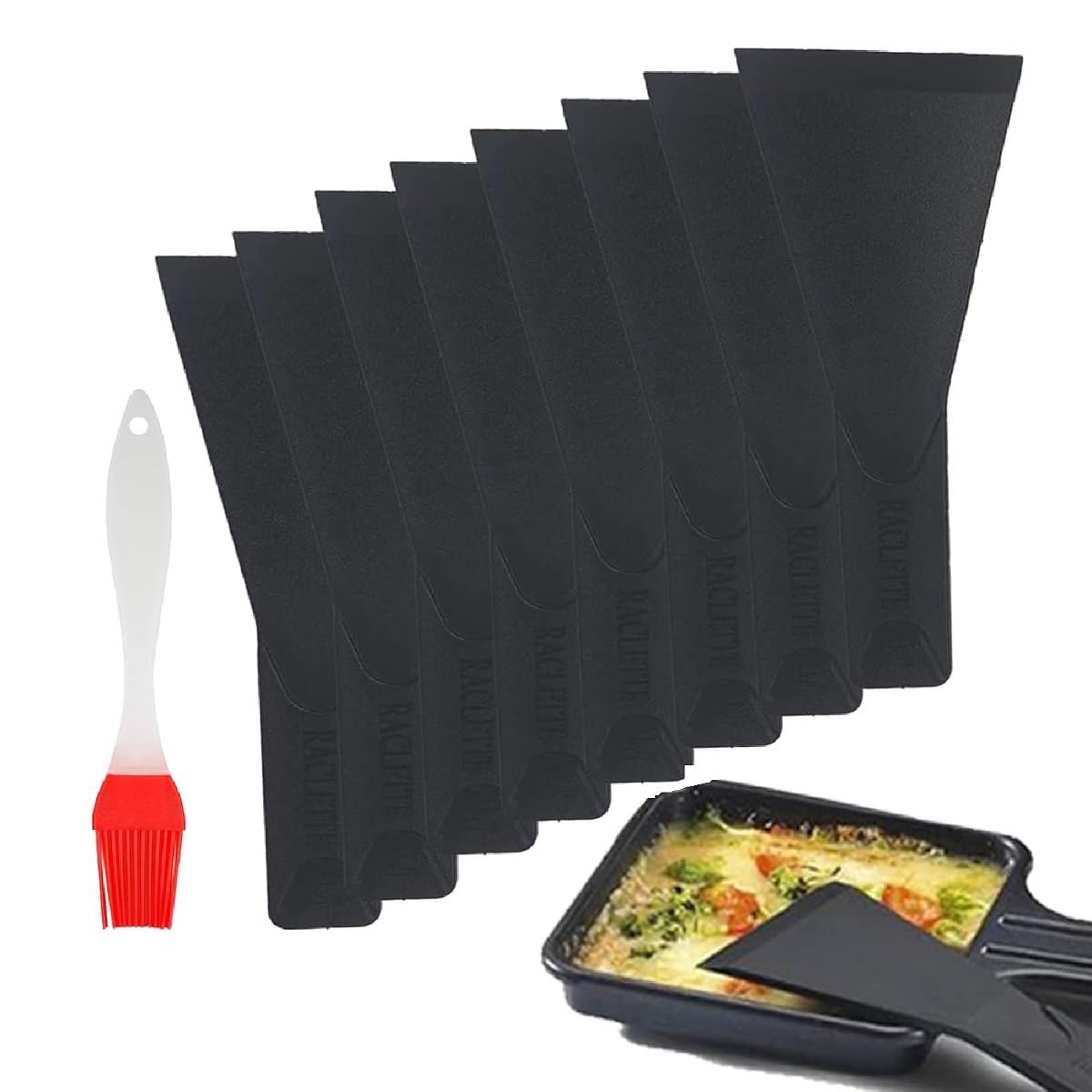 Huit petites spatules noires en nylon et un pinceau en silicone près d’un poêlon à raclette