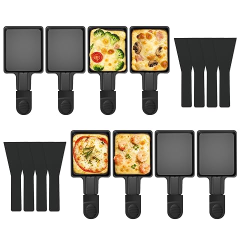 Huit poêlons carrés noirs antiadhésifs et huit spatules en nylon disposés sur une table en bois clair