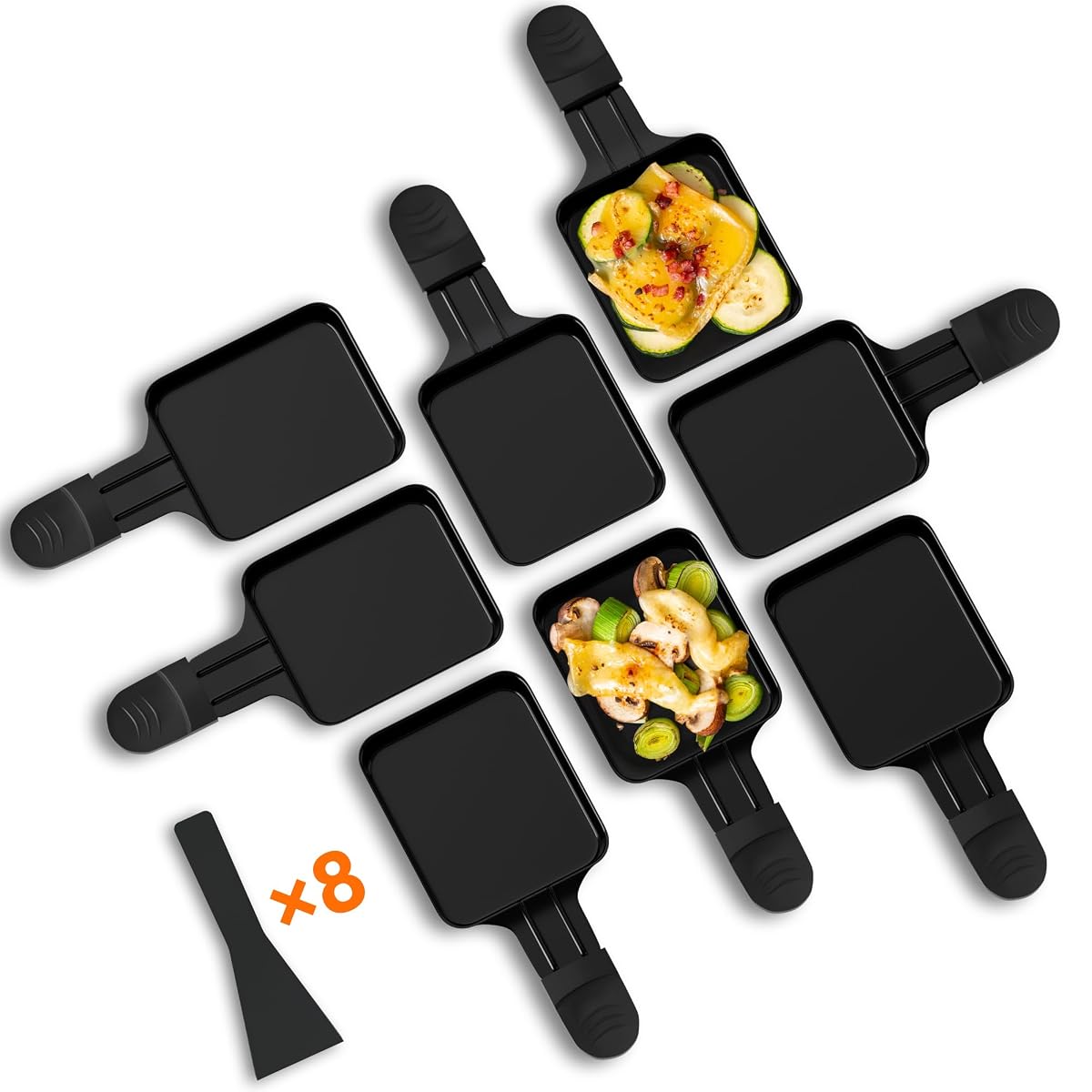 Huit poêlons carrés noirs pour raclette et leurs grattoirs en nylon sur une table en bois clair