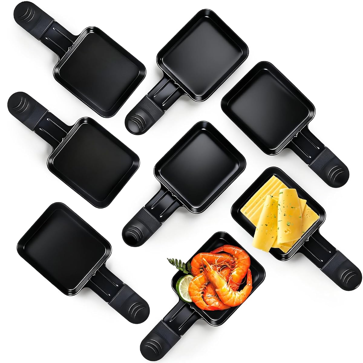 Huit mini-poêlons à raclette noirs antiadhésifs disposés près d’un appareil sur une table en bois clair