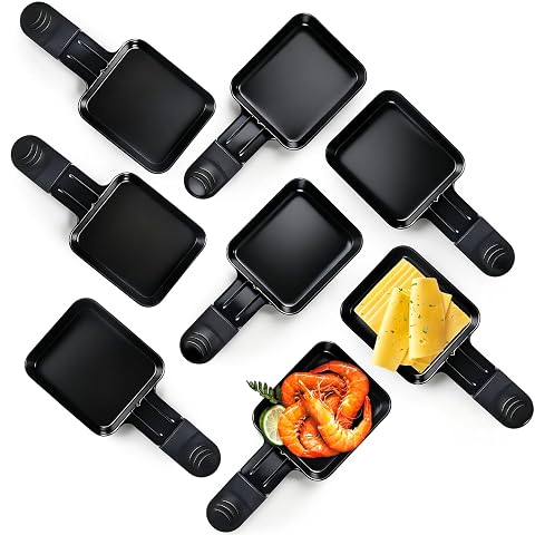 Huit mini-poêlons à raclette noirs antiadhésifs disposés près d’un appareil sur une table en bois clair