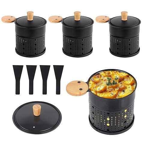 Quatre raclettes individuelles noires à bougie avec poignées en bois et spatules sur une table