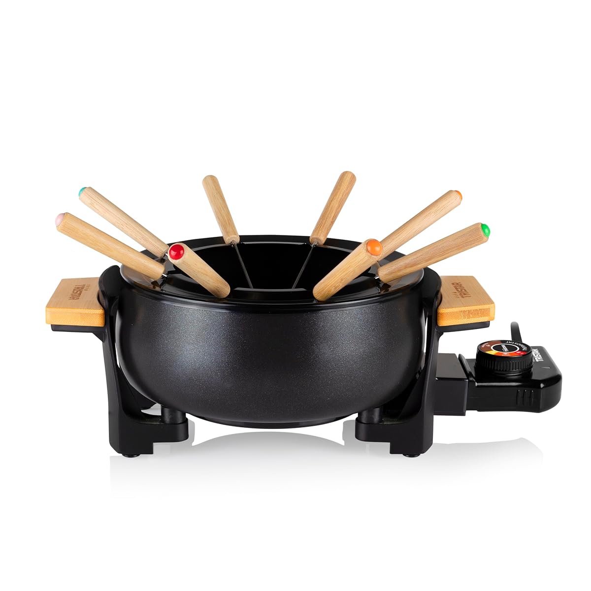 Appareil à fondue Tristar en bambou avec caquelon, anneau et huit fourchettes en inox sur une table