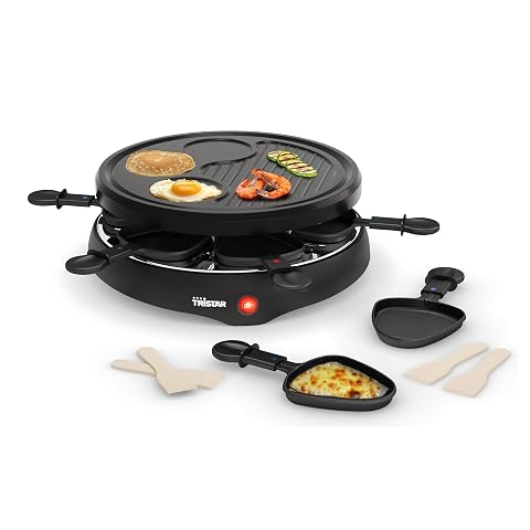 Appareil à raclette Tristar noir avec trois empreintes rondes et six poêlons sur une table en bois clair.