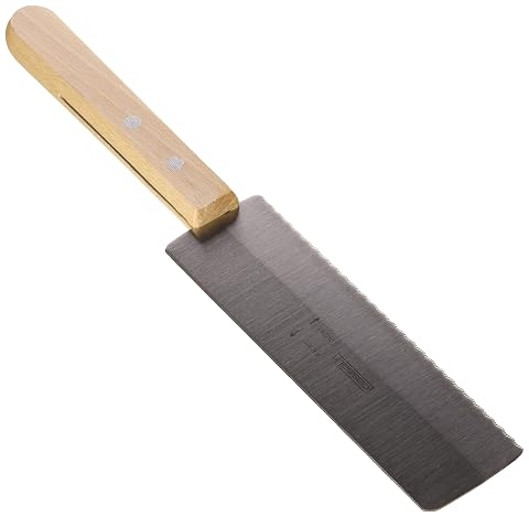 Couteau à raclette Casselin à lame argentée et manche en bois posé près d’une assiette