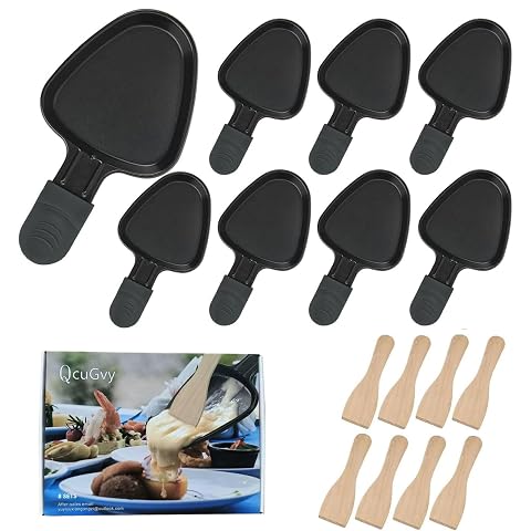 Huit poêlons triangulaires noirs avec huit spatules en bois, présentés sur une table claire.