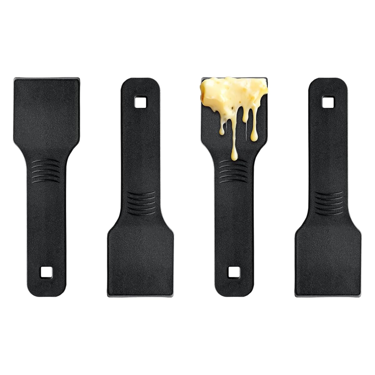 Quatre spatules à raclette en nylon posées près d’un poêlon et d’un appareil à raclette