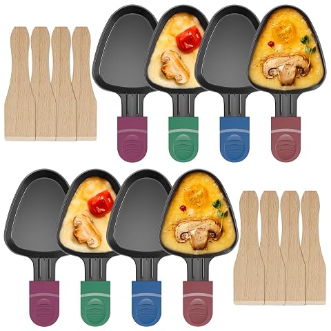 Huit poêlons triangulaires antiadhésifs et huit spatules en bois sur une table claire