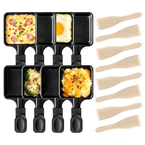 Huit poêlons à raclette antiadhésifs avec huit spatules en bois sur une table claire