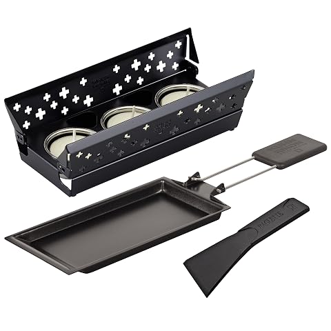 Mini set à raclette noir avec poêlon antiadhésif et trois bougies sur une table en bois clair