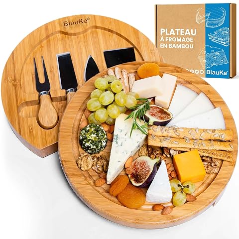 Plateau à fromage carré en bambou avec quatre ustensiles et un petit assortiment à partager